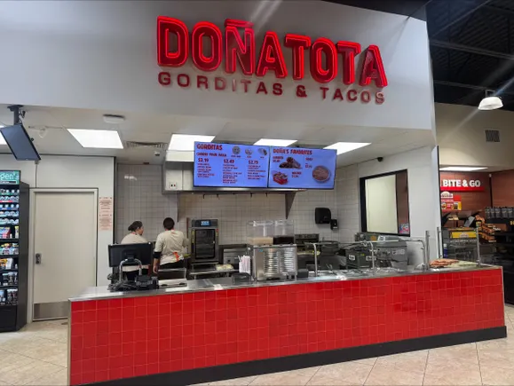 Oxxo USA 在得州门店开设首家 Do&ntilde;a Tota 店中店